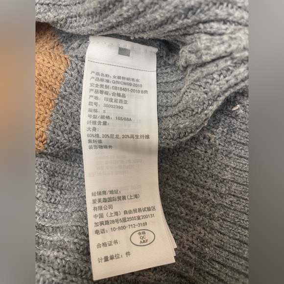 Hollister Cream, Brown, and Gray Color Block Cropped Sweater size small - Picture 6 of 10